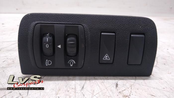 Używane Przelacznik Renault Scénic III (JZ) 1.5 dCi 110 Cena € 20,00 Procedura marży oferowane przez LvS Carparts