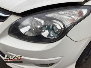 Używane Reflektor lewy Hyundai i30 (FD) 1.4 CVVT 16V Cena € 175,00 Procedura marży oferowane przez LvS Carparts