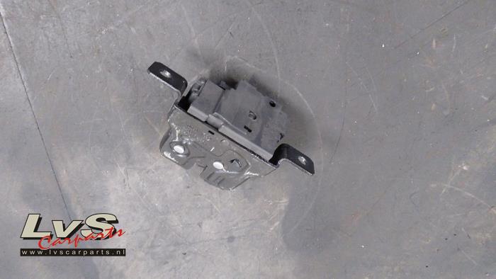 Tailgate lock mechanism from a BMW 1 serie (F20) 120d 2.0 16V 2011