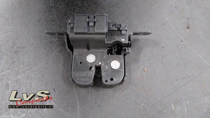 Tailgate lock mechanism from a BMW 1 serie (F20) 120d 2.0 16V 2011
