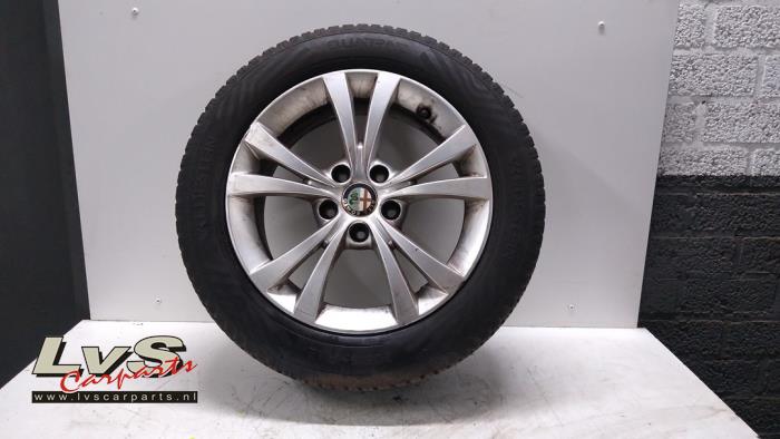 Wheel + tyre from a Alfa Romeo Giulietta (940) 1.6 JTDm 16V 2012