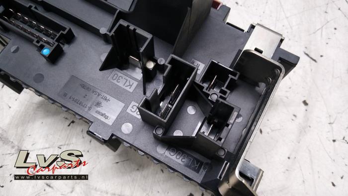 Fuse box from a Mercedes-Benz C (W204) 2.2 C-220 CDI 16V 2007