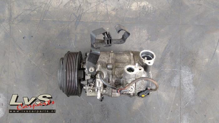 Air conditioning pump from a BMW 5 serie Touring (F11) 520d 16V 2013