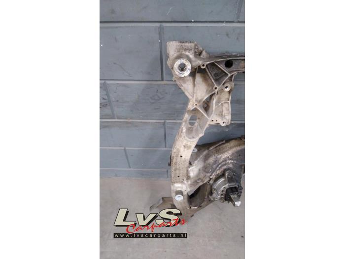 Subframe from a BMW 5 serie Touring (F11) 520d 16V 2013