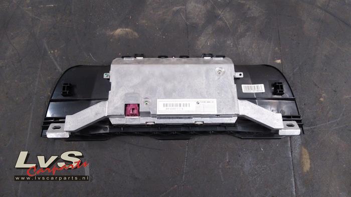 Display Multi Media control unit from a BMW 5 serie Touring (F11) 520d 16V 2013