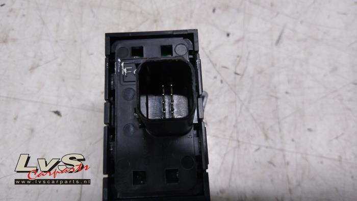 Handbremse Schalter van een Ford Mondeo V Wagon 2.0 TDCi 180 16V 2015