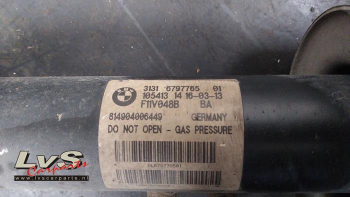 Fronts shock absorber, left from a BMW 5 serie Touring (F11) 520d 16V 2013
