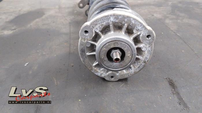Fronts shock absorber, left from a BMW 5 serie Touring (F11) 520d 16V 2013