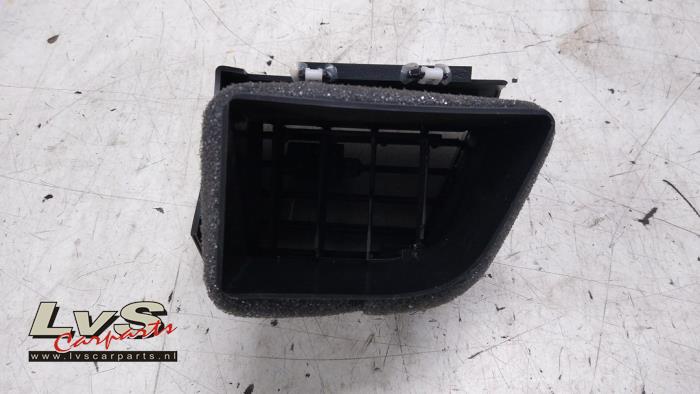 Rejilla de aire de salpicadero de un Ford Mondeo V Wagon 2.0 TDCi 180 16V 2015