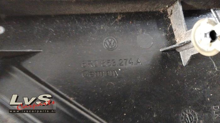 Cubierta embellecedor A derecha de un Volkswagen Polo V (6R) 1.2 12V 2013