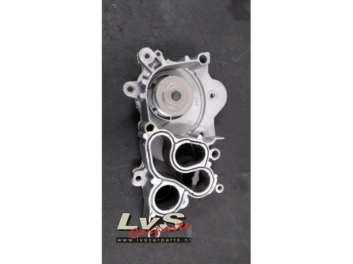 Usagé Pompe à eau Skoda Fabia III Combi (NJ5) 1.2 TSI 16V Greentech Prix € 100,00 Règlement à la marge proposé par LvS Carparts