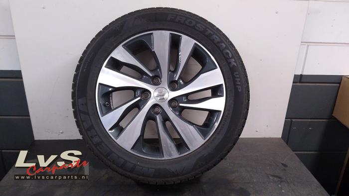 Wheel + winter tyre from a Suzuki SX4 S-Cross (JY) 1.4 Booster Jet Turbo 16V SHVS 2021