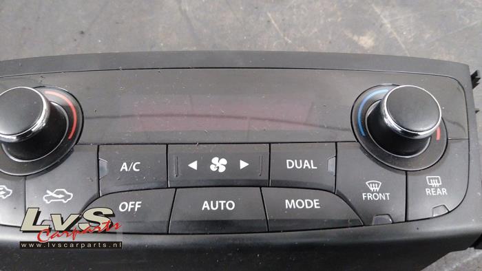 Air conditioning control panel from a Suzuki SX4 S-Cross (JY) 1.4 Booster Jet Turbo 16V SHVS 2021