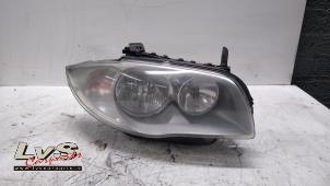 Używane Reflektor prawy BMW 1 serie (E87/87N) 120d 16V Cena € 50,00 Procedura marży oferowane przez LvS Carparts