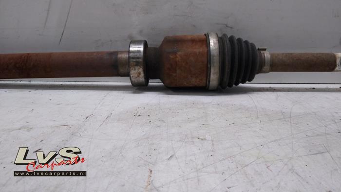 Front drive shaft, right from a Renault Clio IV (5R) 0.9 Energy TCE 90 12V 2013