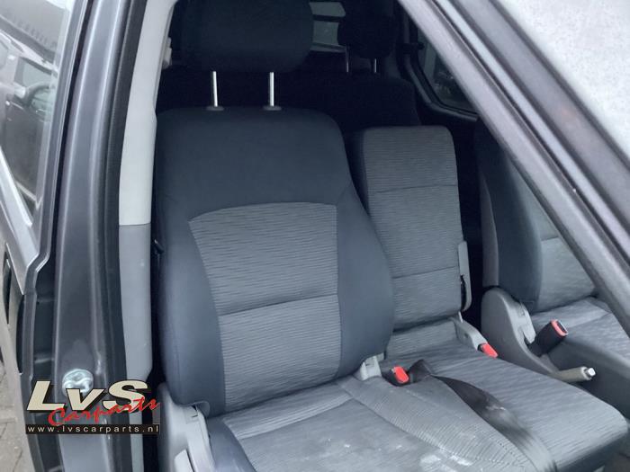 Double front seat, right from a Hyundai H-300 2.5 CRDi 2011