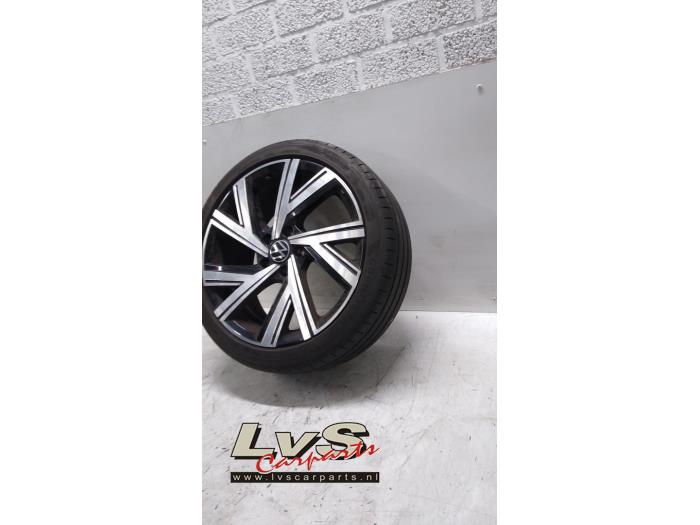 Felge + Reifen van een Volkswagen Golf VIII (CD1) 2.0 TDI BlueMotion 16V 2020
