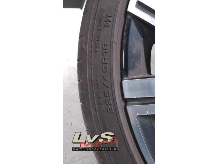 Wheel + tyre from a Volkswagen Golf VIII (CD1) 2.0 TDI BlueMotion 16V 2020