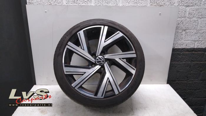 Felge + Reifen van een Volkswagen Golf VIII (CD1) 2.0 TDI BlueMotion 16V 2020