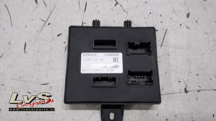 Używane Modul Comfort Renault Clio IV (5R) 0.9 Energy TCE 90 12V Cena € 25,00 Procedura marży oferowane przez LvS Carparts