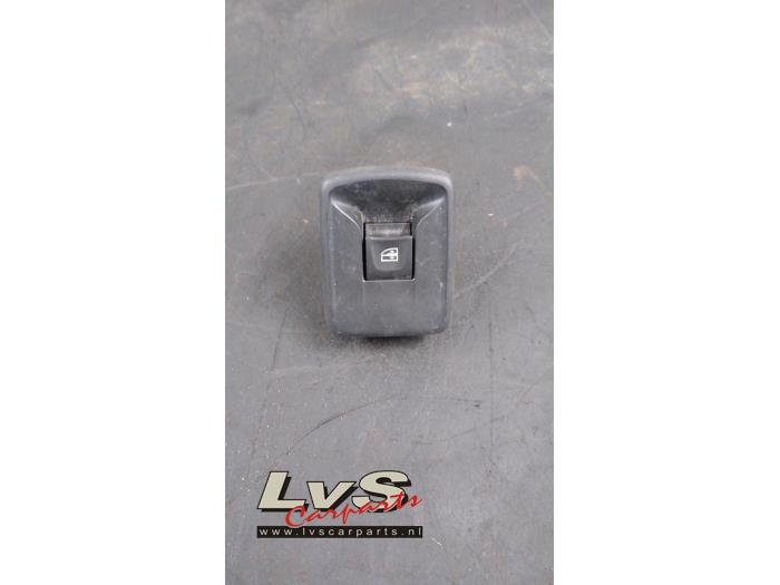 Usados Interruptor de ventanilla eléctrica Renault Trafic (1FL/2FL/3FL/4FL) 1.6 dCi 95 Precio € 12,10 IVA incluido ofrecido por LvS Carparts