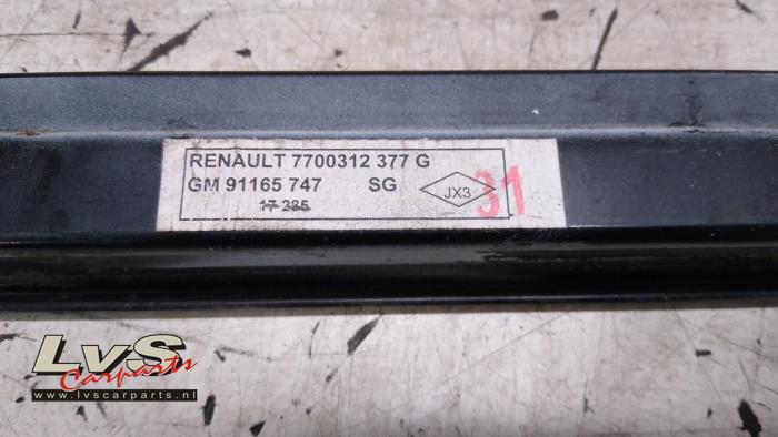 Rail porte coulissante droite d'un Renault Trafic (1FL/2FL/3FL/4FL) 1.6 dCi 95 2018