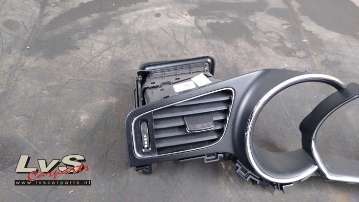 Rejilla de aire de salpicadero de un Kia Cee'd Sportswagon (JDC5) 1.6 GDI 16V 2013
