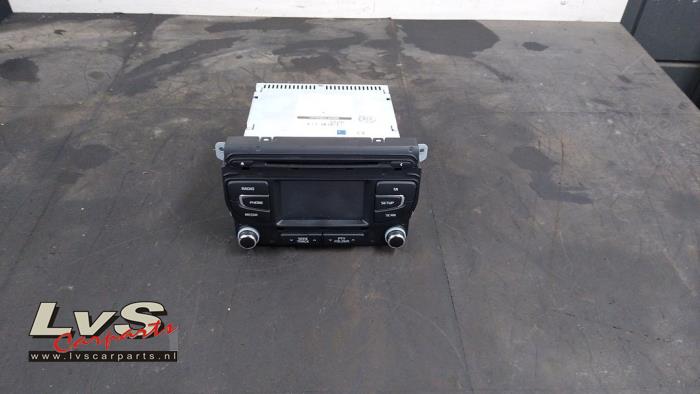Radio from a Kia Cee'd Sportswagon (JDC5) 1.6 GDI 16V 2013
