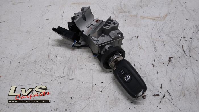 Ignition lock + key from a Opel Astra K 1.2 Turbo 12V 2021