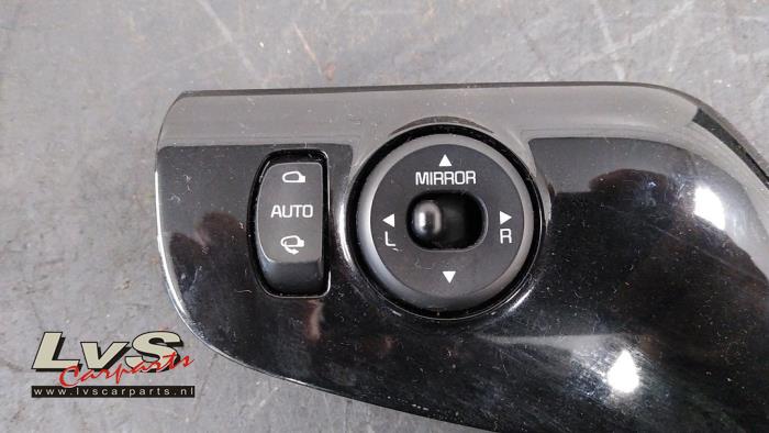 Interruptor de retrovisor de un Kia Cee'd Sportswagon (JDC5) 1.6 GDI 16V 2013