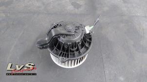 Usados Motor de ventilador de calefactor Kia Cee'd Sportswagon (JDC5) 1.6 GDI 16V Precio € 40,00 Norma de margen ofrecido por LvS Carparts