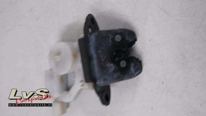 Tailgate lock mechanism from a Nissan Qashqai (J11) 1.2 DIG-T 16V 2014