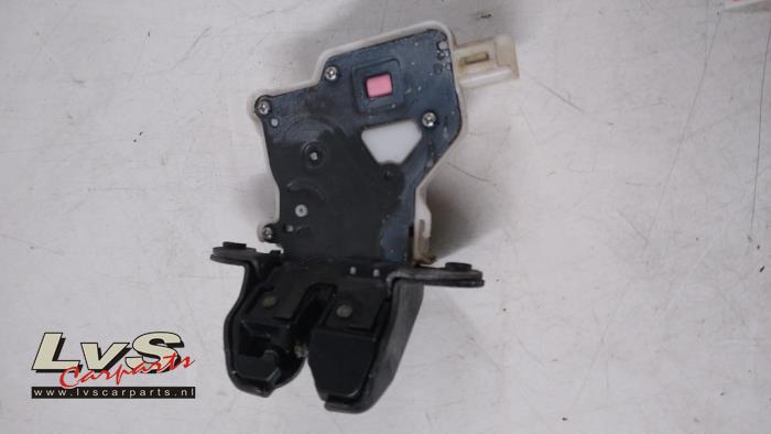 Tailgate lock mechanism from a Nissan Qashqai (J11) 1.2 DIG-T 16V 2014