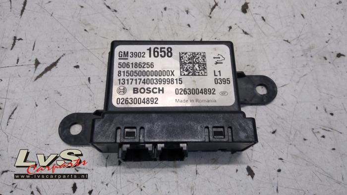Usados Módulo PDC Opel Corsa E 1.4 16V Bi-Fuel Precio € 30,00 Norma de margen ofrecido por LvS Carparts