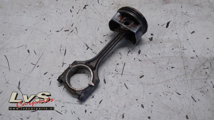 Usados Pistón Volkswagen Up! (121) 1.0 12V 60 Precio € 40,00 Norma de margen ofrecido por LvS Carparts