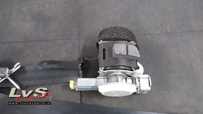Tensor de cinturón de seguridad derecha de un Ford Fiesta 6 (JA8) 1.0 EcoBoost 12V Sport 2015