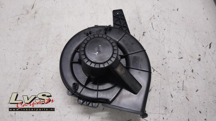 Heating and ventilation fan motor from a Volkswagen Polo V (6R) 1.2 12V 2011