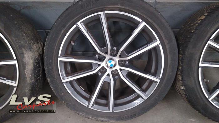 Jeu de jantes sport + pneus d'un BMW 3 serie (G20) 320i xDrive 2.0 TwinPower Turbo 16V 2020