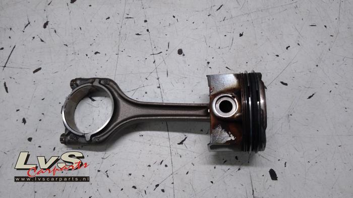 Piston d'un Seat Ibiza V (KJB) 1.0 TSI 12V 2017