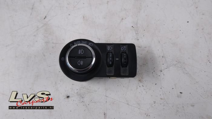 Używane Przelacznik swiatel Opel Insignia Sports Tourer 2.0 CDTI 16V 160 Ecotec Cena € 20,00 Procedura marży oferowane przez LvS Carparts