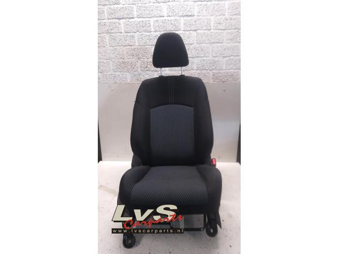 Używane Fotel prawy Nissan Note (E12) 1.2 DIG-S 98 Cena € 150,00 Procedura marży oferowane przez LvS Carparts