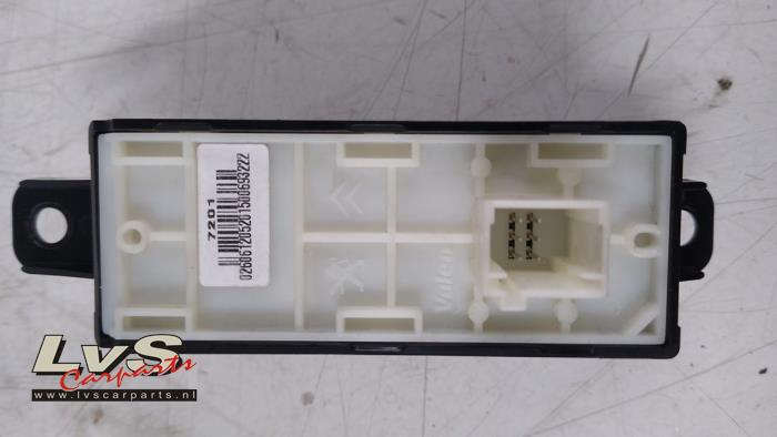 Commande ordinateur de bord d'un Peugeot 208 I (CA/CC/CK/CL) 1.2 Vti 12V PureTech 82 2015
