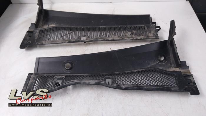 Używane Parawan Opel Corsa F (UB/UH/UP) 1.2 Turbo 12V 100 Cena € 29,00 Procedura marży oferowane przez LvS Carparts