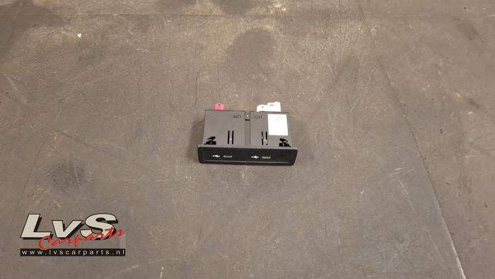 Używane Wtyczka USB Mercedes CLA (118.3) 1.3 CLA-250 e Turbo 16V Cena € 50,00 Procedura marży oferowane przez LvS Carparts