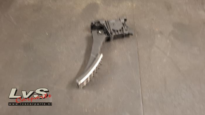 Używane Pedal gazu Mercedes CLA (118.3) 1.3 CLA-250 e Turbo 16V Cena € 10,00 Procedura marży oferowane przez LvS Carparts