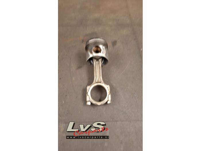 Usados Biela Hyundai H-300 2.5 CRDi Precio € 60,00 Norma de margen ofrecido por LvS Carparts