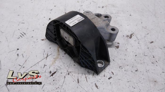 Used Engine mount Renault Zoé (AG) R135 Price € 15,00 Margin scheme offered by LvS Carparts