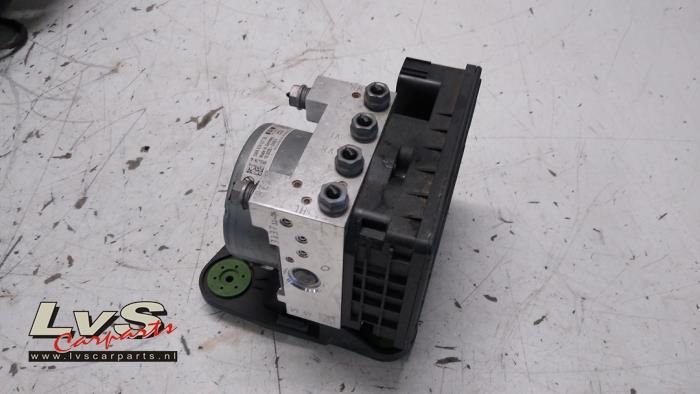 Begagnade ABS-pump Volkswagen Caddy Cargo V (SBA/SBH) 2.0 TDI BlueMotionTechnology Pris € 151,25 Inklusive moms erbjuds av LvS Carparts
