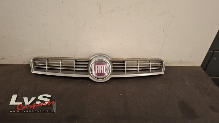 Używane Grill Fiat Sedici (189) 1.6 16V Cena € 50,00 Procedura marży oferowane przez LvS Carparts