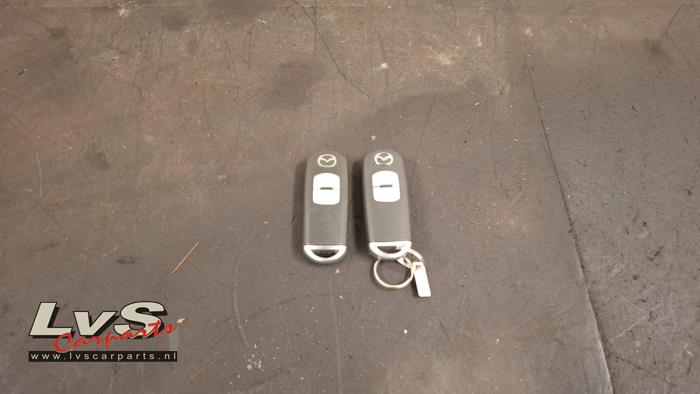 Usados Llave Mazda 2 (DJ/DL) 1.5 SkyActiv-G 90 Precio € 25,00 Norma de margen ofrecido por LvS Carparts